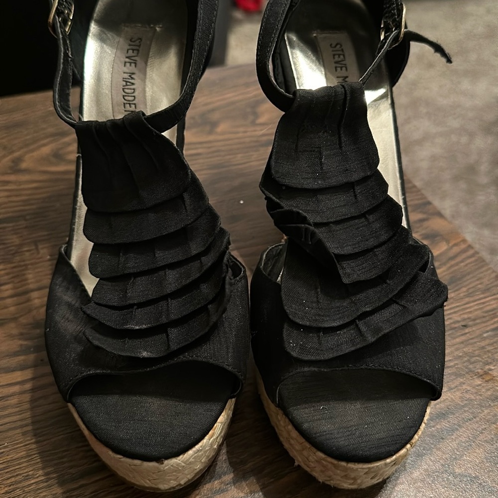 Black wedges